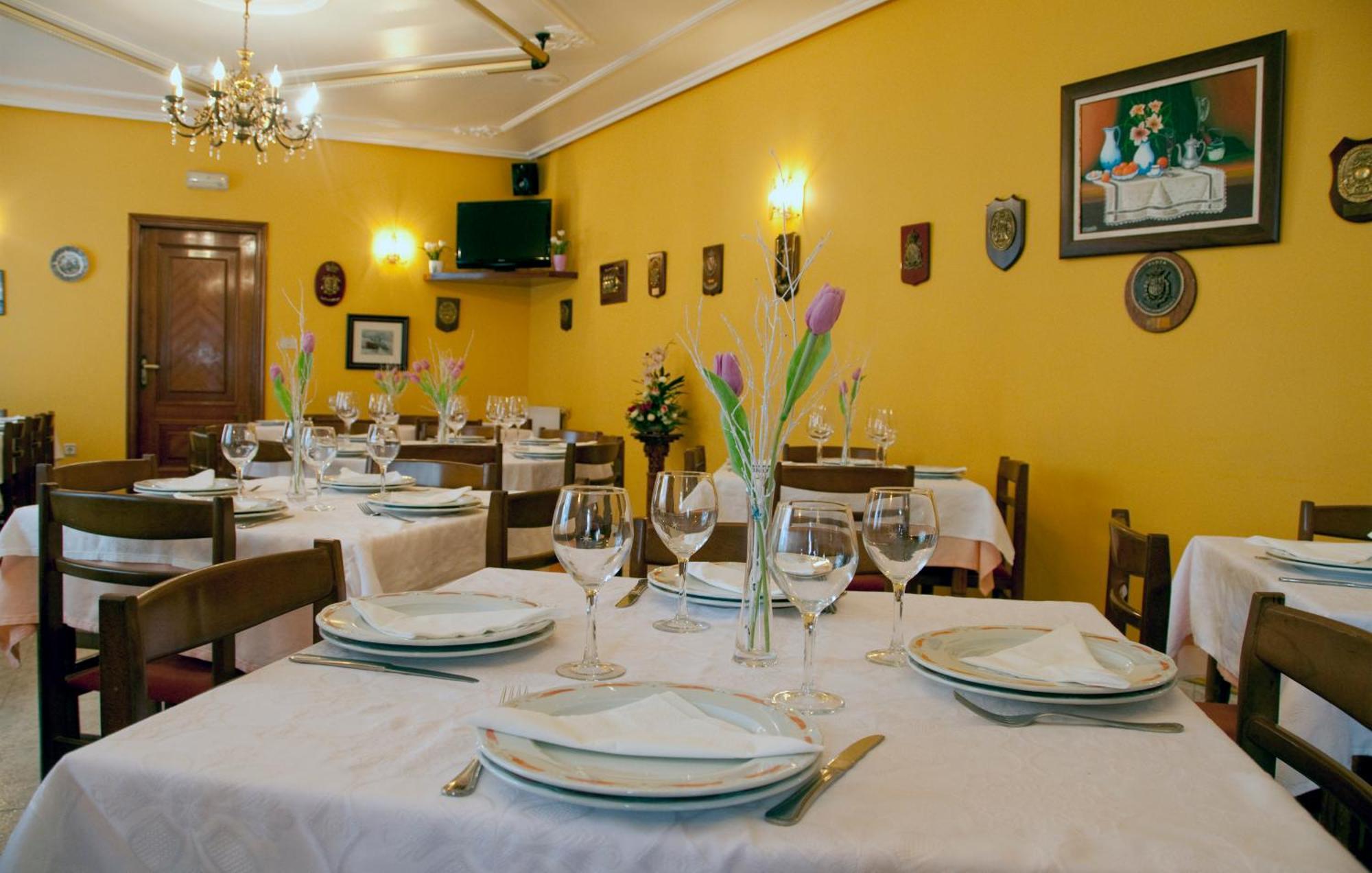 Hostal Restaurante La Cepa Carino Exterior photo